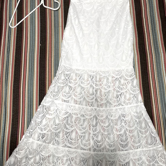 Simple wedding, open lace back and small train. - Picture 11 of 15